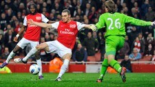 Vermaelen scorer mot Newcastle (Foto: TOBY MELVILLE/Reuters) Vermaelen scorer mot Newcastle (Foto: TOBY MELVILLE/Reuters)