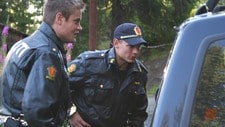 Politiet kontrollerer forbipasserende biler på Nævisdal i Arendal (Foto: Øivind Eskedal/NRK) Politiet kontrollerer forbipasserende biler på Nævisdal i Arendal (Foto: Øivind Eskedal/NRK)