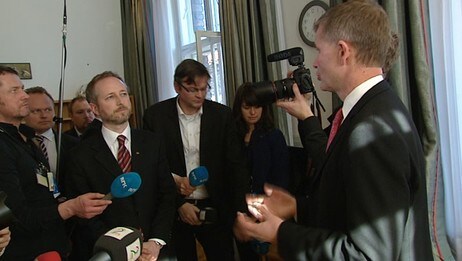 Bård Vegar Solhjell tar over som miljøvernminister for Erik Solheim (NRK) Bård Vegar Solhjell tar over som miljøvernminister for Erik Solheim (NRK)