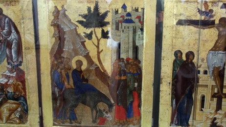 Inntoget i Jerusalem, ikon fra 1497, bak glass. (Foto: Nina Skurtveit/NRK) Inntoget i Jerusalem, ikon fra 1497, bak glass. (Foto: Nina Skurtveit/NRK)