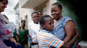 Gjenforening i Haiti (Foto: Carlos Barria /Scanpix/Reuters)