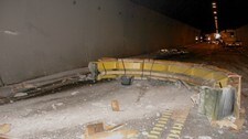 Knekte betongbjelker etter E18-ulykke (Foto: Lars Tore Endresen/NRK) Knekte betongbjelker etter E18-ulykke (Foto: Lars Tore Endresen/NRK)