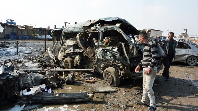 Istykkersprengt bil i Bagdad (Foto: ALI AL-SAADI/AFP) Istykkersprengt bil i Bagdad (Foto: ALI AL-SAADI/AFP)