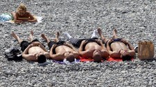 Sommervarme i Nice (Foto: LIONEL CIRONNEAU/Ap) Sommervarme i Nice (Foto: LIONEL CIRONNEAU/Ap)