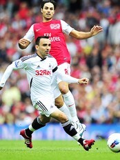 Swansea-spiller Leon Britten i duell med Arsenals Mikel Arteta (Foto: GLYN KIRK/Afp) Swansea-spiller Leon Britten i duell med Arsenals Mikel Arteta (Foto: GLYN KIRK/Afp)