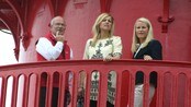 Kronprinsesse Mette-Marit og Nederlands Prinsesse Maxima sammen med fyrmester Rolf Dybvik på omvisning på fyret