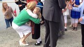 Eyla (4) ga dronningen en kjempeklem - Blomsterjenta Eyla (4) og dronning Sonja fant tonen i Åfjord.