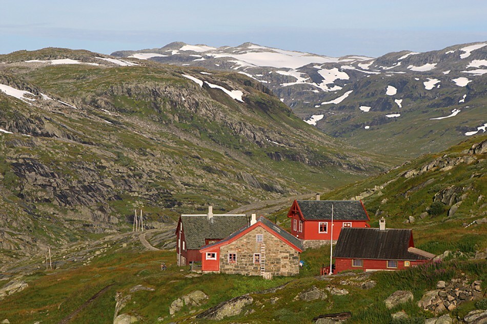 Her er det fullsommer i fjellet. Steinhuset nærmest, er hovedbygningen på Hallingskeid