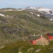 Her er det fullsommer i fjellet. Steinhuset nærmest, er hovedbygningen på Hallingskeid