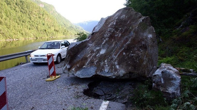 Steinblokk på E39. (Foto: Steinar Lote/NRK)