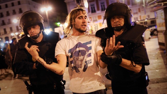 Demonstrant blir fjerna frå Puerta del Sol i Madrid (Foto: PEDRO ARMESTRE/Afp) Demonstrant blir fjerna frå Puerta del Sol i Madrid (Foto: PEDRO ARMESTRE/Afp)