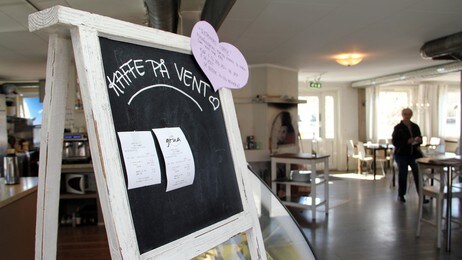 Kaffe på vent hos Café Grua (Foto: Ingvild-Anita Velde/NRK)