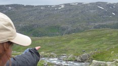 Første glimt av Toralfsbu på Hinnøya, Troms etter en flott tur opp fra Fiskefjorden. Juli 2010.