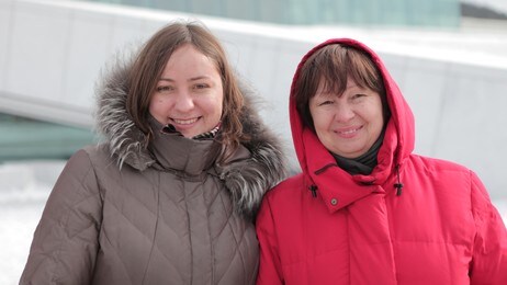 Elena Grech med mor (Foto: Hege Bakken Riise/NRK) Elena Grech med mor (Foto: Hege Bakken Riise/NRK)