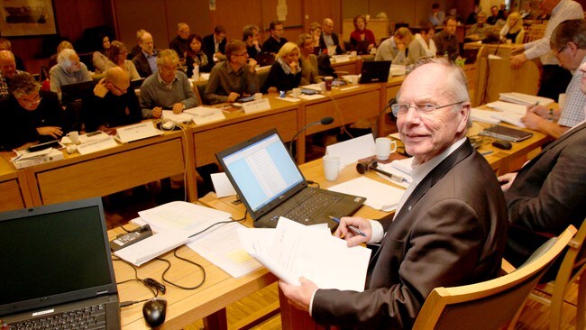 Einar Halvorsen (H) og Arendal bystyre (Foto: Svein Sundsdal/NRK) Einar Halvorsen (H) og Arendal bystyre (Foto: Svein Sundsdal/NRK)