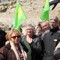 Eva Joly (t.v.) snakker med media under en demonstrasjon mot oljeselskapet Total i Batz-sur-Mer, nær Nantes, på Atlanterhavskysten søndag 15. april. 