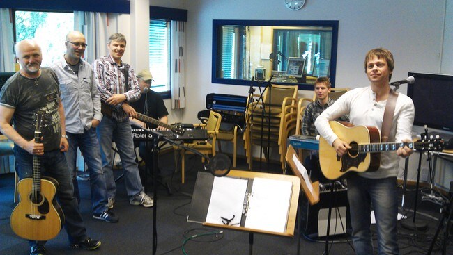 Tom Bråthen med band (Foto: Thomas Nicolai Blekeli/NRK) Tom Bråthen med band (Foto: Thomas Nicolai Blekeli/NRK)