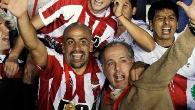 Estudiantes-kaptain Juan Sebastian Veron og trener Alejandro Sabella jubler etter nattens triumf. (Foto: SERGIO MORAES/REUTERS) Estudiantes-kaptain Juan Sebastian Veron og trener Alejandro Sabella jubler etter nattens triumf. (Foto: SERGIO MORAES/REUTERS)