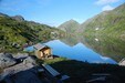 Uthuset. Idyllisk plassert nede ved vannet.