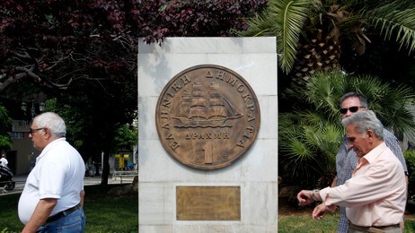 Fotgjengere ved drakme-monument (Foto: Petros Giannakouris/Ap) Fotgjengere ved drakme-monument (Foto: Petros Giannakouris/Ap)