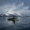 Noen skumle skyer truer i bakgrunnen, men det stoppet ikke kajakkpadleren. Bildet er fra Kløkstad havn i Bodø i mars i år og er tatt av fotograf Berthold Hinrichs.
