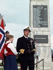 Kong Harald ved partisanerbautaen i Kiberg i 1992 (Foto: Aaserud Lise/Scanpix) Kong Harald ved partisanerbautaen i Kiberg i 1992 (Foto: Aaserud Lise/Scanpix)