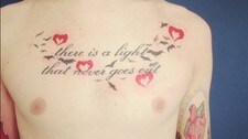 Tatovering av tekst (Foto: Let's Buzz Tattoo & Piercing, Filter: Instagram/«Rise») Tatovering av tekst (Foto: Let's Buzz Tattoo & Piercing, Filter: Instagram/«Rise»)