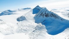 Tverrådalskyrkja sett fra nordøst. Hovedtoppen til høyre for midten, fortoppen til høyre for denne