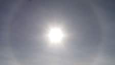 Solen i Antarktis er veldig sterk på grunn av høyden, men også at ozonlaget er tynnere over polene. (NRK) Solen i Antarktis er veldig sterk på grunn av høyden, men også at ozonlaget er tynnere over polene. (NRK)