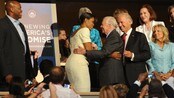 Michelle Obama hilser på Jimmy Carter under demokratenes landsmøte