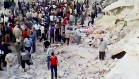 Bombeangrep i Hama i Syria. (Foto: Amatørvideo/Ap) Bombeangrep i Hama i Syria. (Foto: Amatørvideo/Ap)