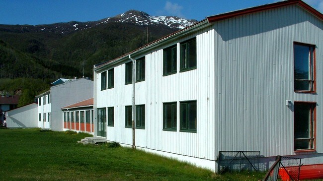 Asylmottaket i Kjøpsvik er etablert i det tidligere skoleinternatet (Foto: Sander Andersen/NRK)