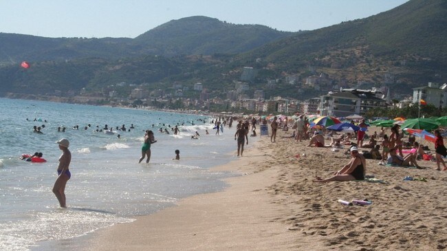 Strand i Alanya, Tyrkia (Foto: Emrah Senel/NRK) Strand i Alanya, Tyrkia (Foto: Emrah Senel/NRK)