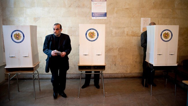 Valg i Armenia (Foto: STRINGER/Reuters) Valg i Armenia (Foto: STRINGER/Reuters)