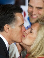 Mitt Romney fikk seierskysset av sin kone Ann på valgvaken i Tampa, Florida. (Foto: PAUL J. RICHARDS/Afp) Mitt Romney fikk seierskysset av sin kone Ann på valgvaken i Tampa, Florida. (Foto: PAUL J. RICHARDS/Afp)