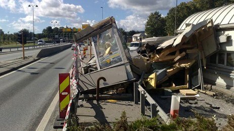 Buss smadret bomstasjon (Foto: Øivind Eskedal/NRK)