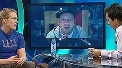 Christian Strand tester videotelefon i studio (NRK) Christian Strand tester videotelefon i studio (NRK)