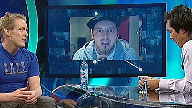 Christian Strand tester videotelefon i studio (NRK)