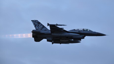 Statsminister Jens Stoltenberg flyr med i en F-16. (Foto: Stian Lysberg Solum / Forsvaret //Scanpix) Statsminister Jens Stoltenberg flyr med i en F-16. (Foto: Stian Lysberg Solum / Forsvaret //Scanpix)
