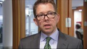 Kvinnen nekter straffskyld - Forsvareren til den trippeldrapsdømte kvinnen Johnny Veum sier hans klient stiller seg uforstående til siktelsen.