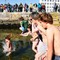 B for bade: Før 1.mai! Her er det friskuser som hopper i det på Sydnes sjøbad i Bergen. 