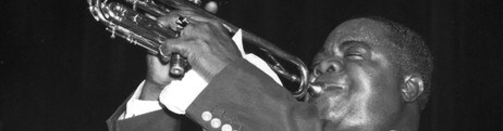 Louis Armstrong spiller trompet (Foto: Børretzen, Sverre A./SCANPIX)