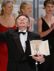 Roman Polanski feirer gullpalmen han fikk for filmen 'pianisten' i 2002. (Foto: OLIVIER LABAN-MATTEI/AFP) Roman Polanski feirer gullpalmen han fikk for filmen 'pianisten' i 2002. (Foto: OLIVIER LABAN-MATTEI/AFP)