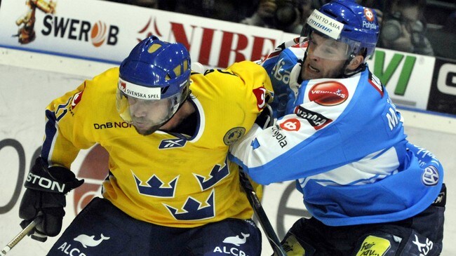 Peter Forsberg prøver å holde Finlands Mikko Mäenpää unna. (Foto: Jussi Nukari/Scanpix/AP)