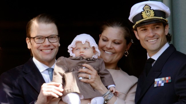 Prinsesse Estelle Silvia Ewa Mary sammen med Daniel, Victoria og prins Carl Philip (Foto: Jonas Ekstromer/Ap) Prinsesse Estelle Silvia Ewa Mary sammen med Daniel, Victoria og prins Carl Philip (Foto: Jonas Ekstromer/Ap)
