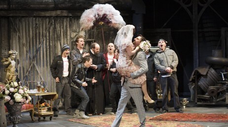 Heidi Gjermundsen Broch som Polly Peachum i favntak med sin brudgom Mackie Kniven, Paul-Ottar Haga. (Foto: Marius Hauge/Det Norske Teatret)
