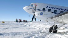 Bassler-flyet ved Plateu Station B i Antarktis (Foto: Norsk Polarinstitutt)