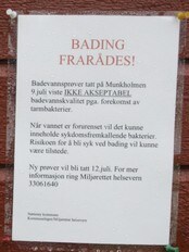 Skilt som fraråder bading ved Munkholmen på Nøtterøy. (Foto: Holm, Morten/SCANPIX) Skilt som fraråder bading ved Munkholmen på Nøtterøy. (Foto: Holm, Morten/SCANPIX)