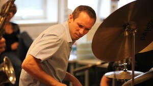 Kontorkonserten: Paal Nilssen-Love Trio hos TV-aksjonen i NRK