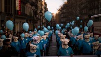 Telefonica-ansatte demonstrerer mot nedskjæringer, Barcelona (Foto: Emilio Morenatti/Ap) Telefonica-ansatte demonstrerer mot nedskjæringer, Barcelona (Foto: Emilio Morenatti/Ap)
